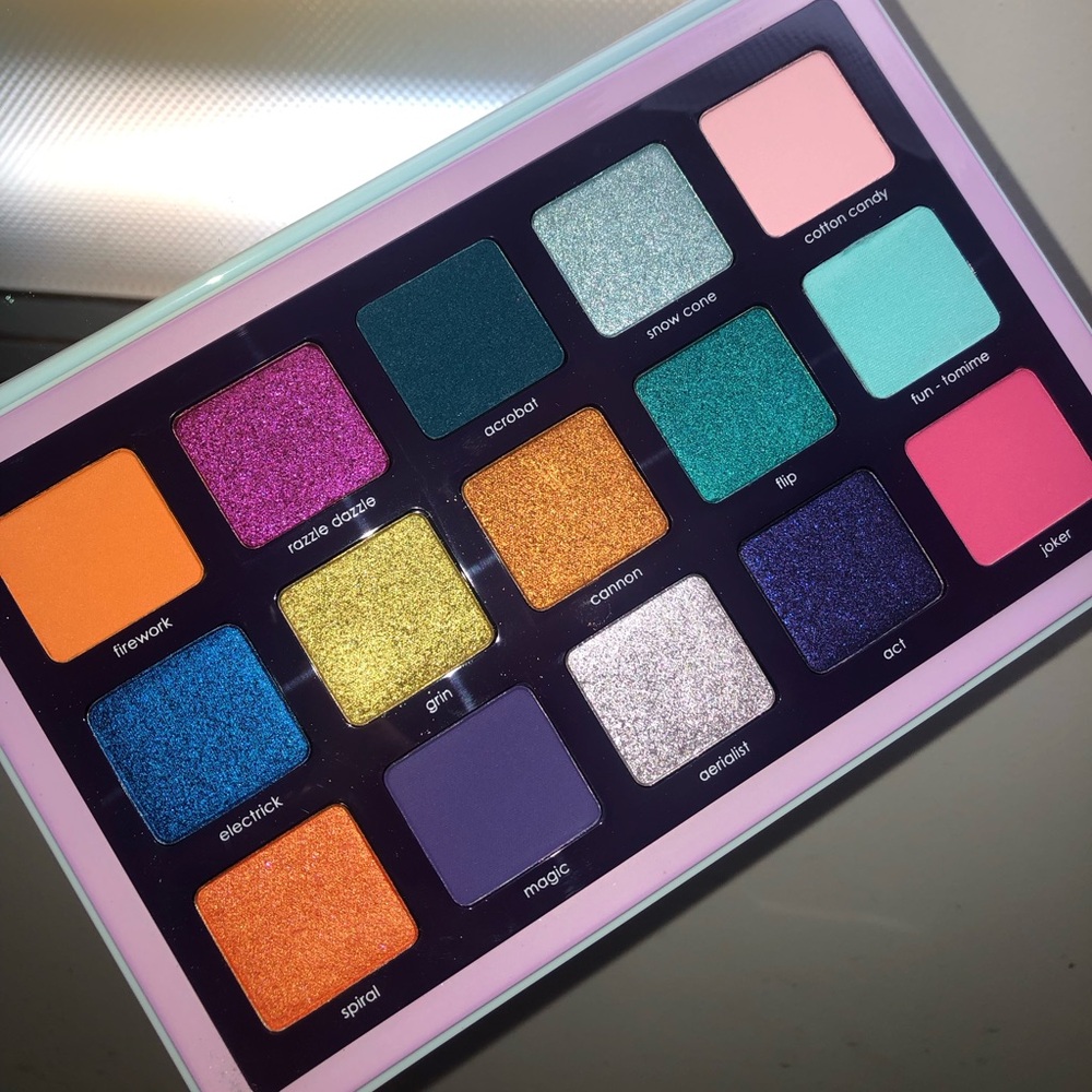 CIRCO LOCO EYESHADOW PALETTE